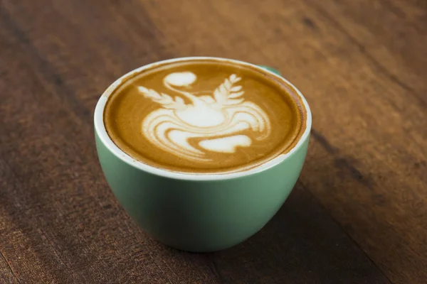 Filiżanka Gorącej Kawy Latte Art Drewnianym Stole — Zdjęcie stockowe