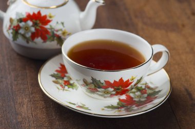 ahşap masa üzerinde kafede çay 