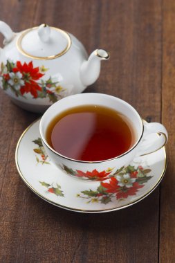 ahşap masa üzerinde kafede çay 