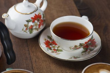 ahşap masa üzerinde kafede çay 