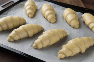 Pişirme için hazırlanan ham ay çöreği