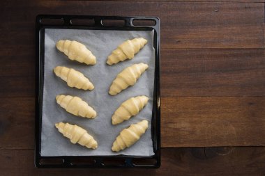 Pişirme için hazırlanan ham ay çöreği