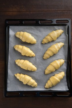 Pişirme için hazırlanan ham ay çöreği