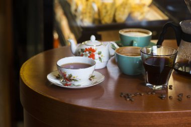 ahşap masa üzerinde kafede Kahvaltı 