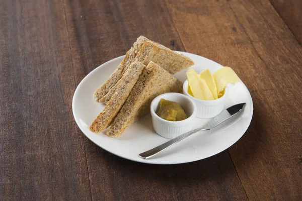 バターと木製のテーブルのカヤ — ストック写真