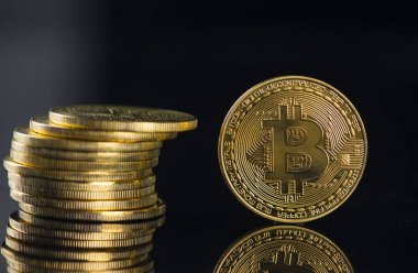 siyah arka plan ile bitcoin