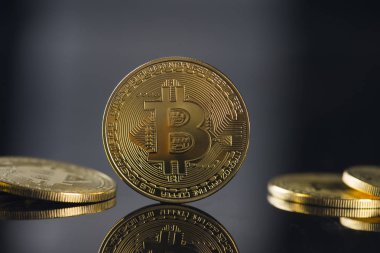 siyah arka plan ile bitcoin