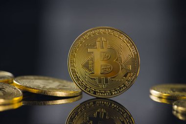 siyah arka plan ile bitcoin