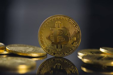 siyah arka plan ile bitcoin