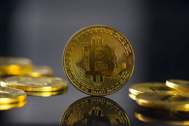 siyah arka plan ile bitcoin