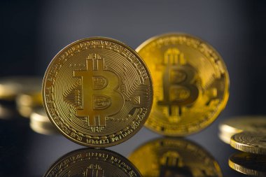 siyah arka plan ile bitcoin