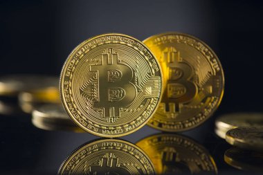 siyah arka plan ile bitcoin