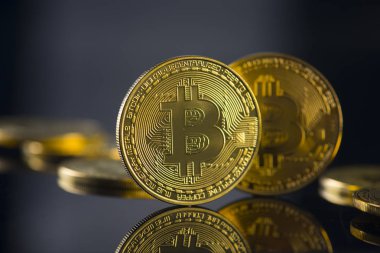 siyah arka plan ile bitcoin