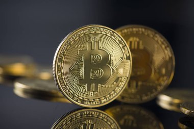 siyah arka plan ile bitcoin