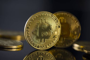 siyah arka plan ile bitcoin