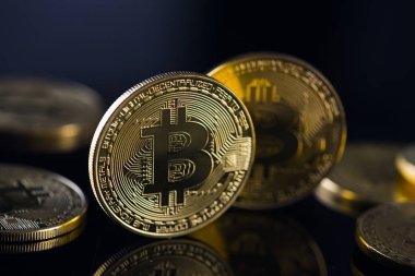 siyah arka plan ile bitcoin