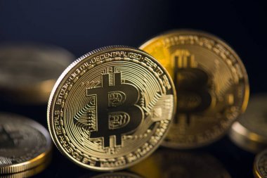 siyah arka plan ile bitcoin