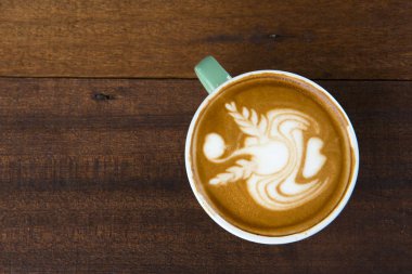 ahşap arka plan ile latte