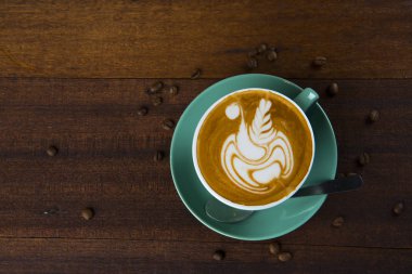 ahşap arka plan ile latte