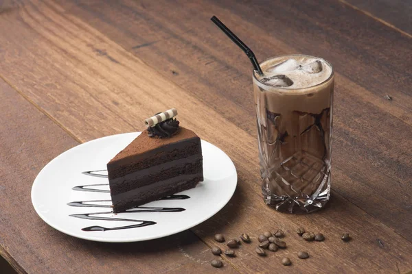 Νόστιμο Κέικ Σοκολάτας Ξύλινο Τραπέζι — Φωτογραφία Αρχείου