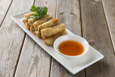Lumpia'de ahşap restoran tabloda Çin böreği