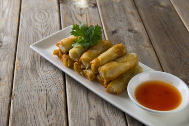 Lumpia'de ahşap restoran tabloda Çin böreği