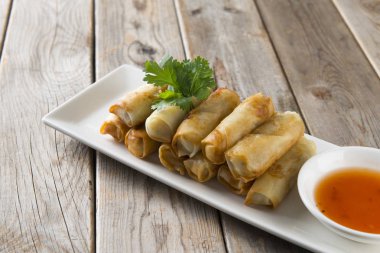 Lumpia'de ahşap restoran tabloda Çin böreği