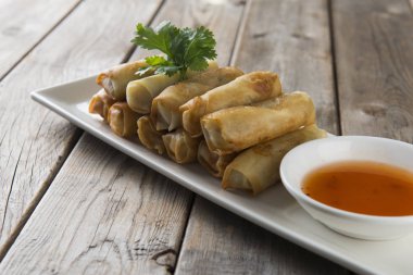 Lumpia'de ahşap restoran tabloda Çin böreği