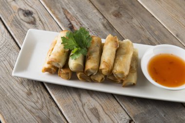 Lumpia'de ahşap restoran tabloda Çin böreği