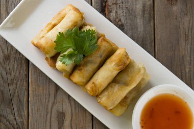 Lumpia'de ahşap restoran tabloda Çin böreği