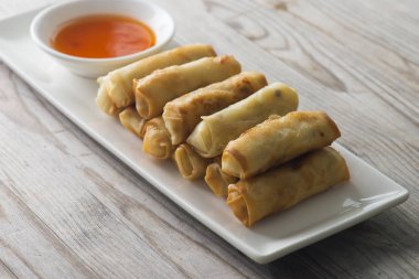 Lumpia'de ahşap restoran tabloda Çin böreği
