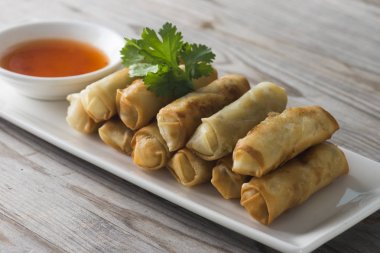 Lumpia'de ahşap restoran tabloda Çin böreği