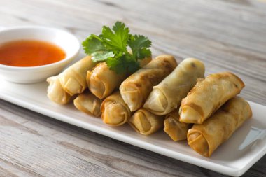 Lumpia'de ahşap restoran tabloda Çin böreği