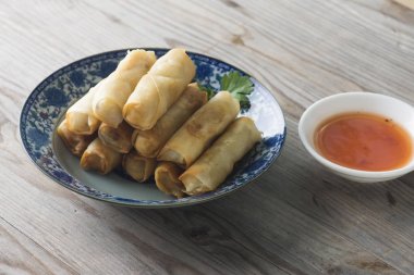 Lumpia'de ahşap restoran tabloda Çin böreği
