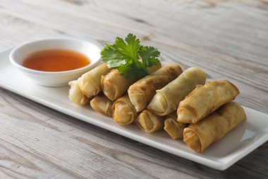 Lumpia'de ahşap restoran tabloda Çin böreği