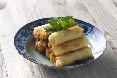 Lumpia'de ahşap restoran tabloda Çin böreği