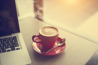 ahşap masa duman ile latte 