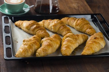 kruvasan tepsi üzerinde kapat