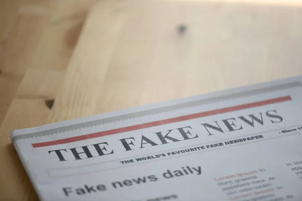 Fake News Zeitung Auf Dem Tisch — Stockfoto