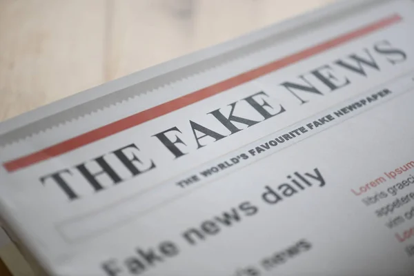 Fake News Zeitung Auf Dem Tisch — Stockfoto