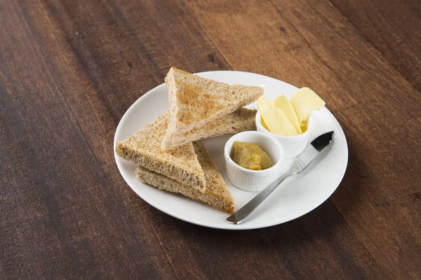 Rebanadas Pan Tostado Con Mantequilla Mesa Madera —  Fotos de Stock