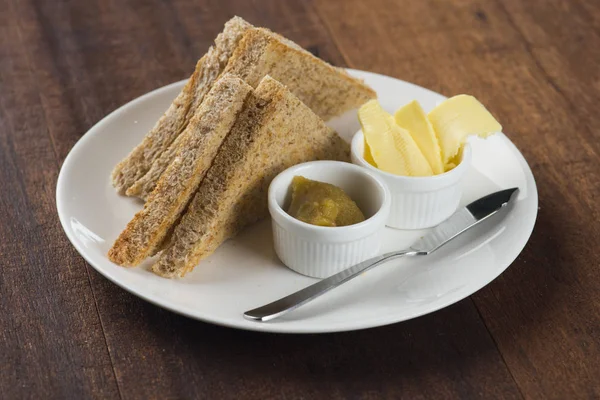Plátků Toustového Chleba Máslem Dřevěný Stůl — Stock fotografie