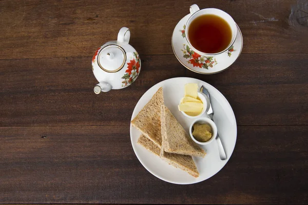 Rebanadas Pan Tostado Con Mantequilla Mesa Madera — Foto de Stock