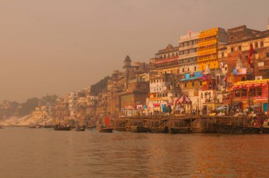 Varanasi, Hindistan - 1 Nisan: Ghats kutsal şehir Varanasi 1 Nisan 2013 tarihinde Varanasi, Uttar Pradesh, Hindistan Ganj Nehri kıyısında
