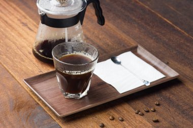 ahşap arka plan üzerinde damlayan kahve