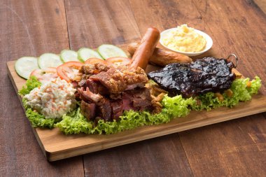 kavrulmuş domuz yağı ve sosis