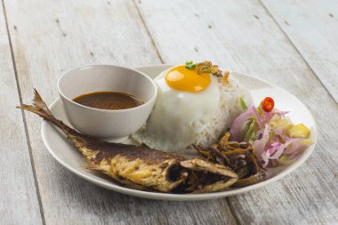 baharatlar ve köri pirinç kızarmış balık