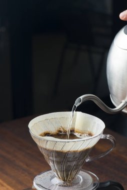 kahve damla süreci ahşap arka plan üzerinde