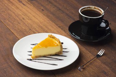 koyu arka plan ile peynir pasta dilimi