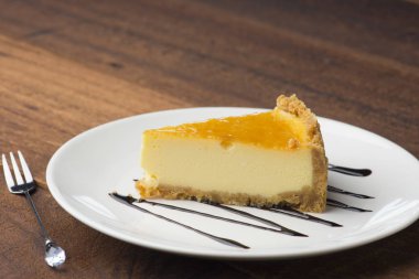 koyu arka plan ile peynir pasta dilimi